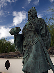 Sun Tzun patsas Yurihamassa, Tottori, Japani